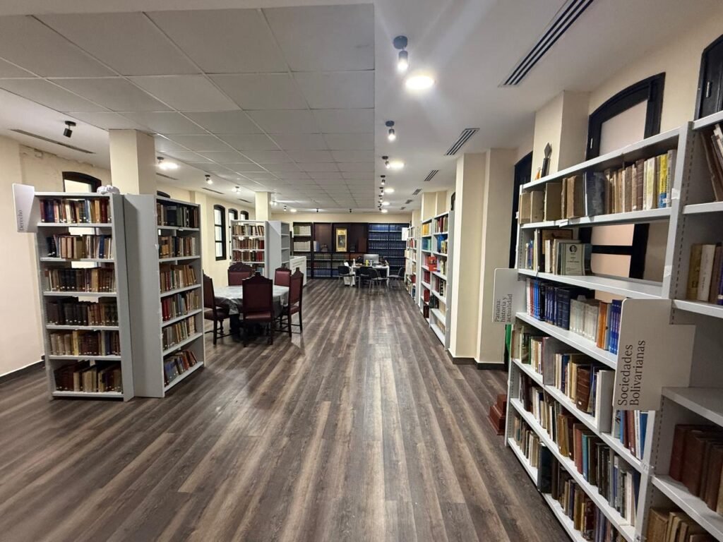 Interior de la biblioteca de la Sociedad Bolivariana de Panamá, con estanterías y mesas de consulta