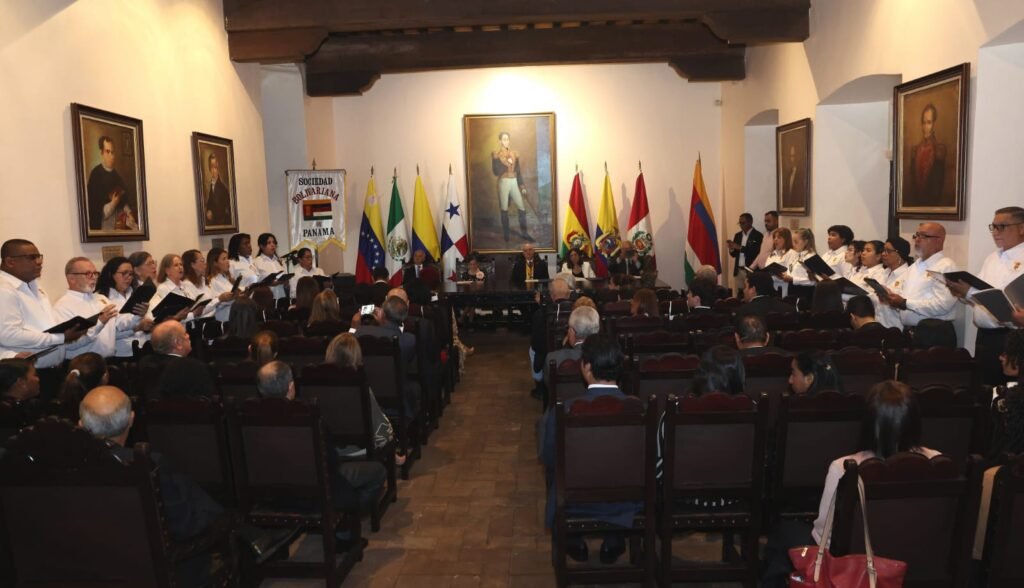 Sesión de la Sociedad Bolivariana de Panamá dedicada al diálogo con Portugal, con participantes reunidos en su salón
